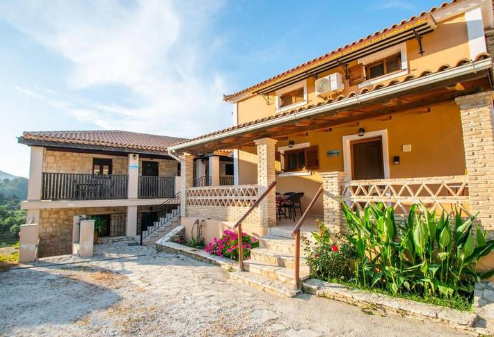 Hôtel pour 5 personnes, avec Balcon et Terrasse ainsi que Jardin et Piscine