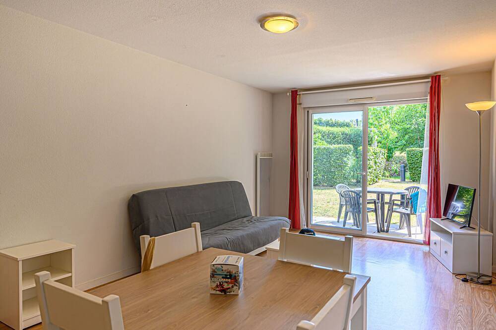 Entire apartment, Cosy T2 à 10 min de la plage | Piscine extérieure in Plescop, Côte des Mégalithes