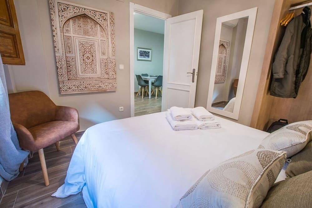 Entire apartment, Ib Plaza Nueva 21 Suite (1 Bedroom + Sofa Bed) in Realejo-San Matías, Granada
