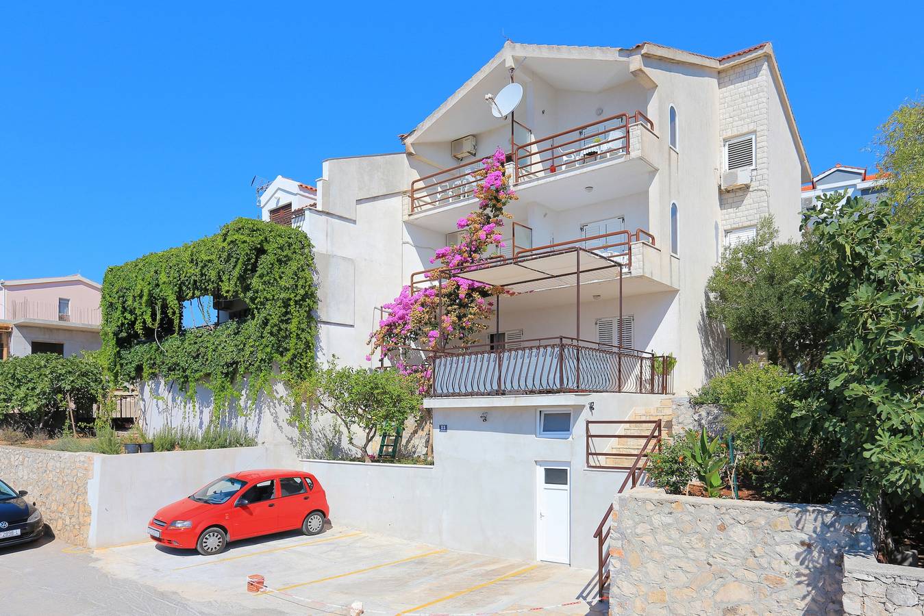 Ganze Wohnung, 1-Zimmer-Ferienwohnung mit Terrasse und Meerblick Rastici, Ciovo A-11723-b in Okrug Gornji, Ciovo