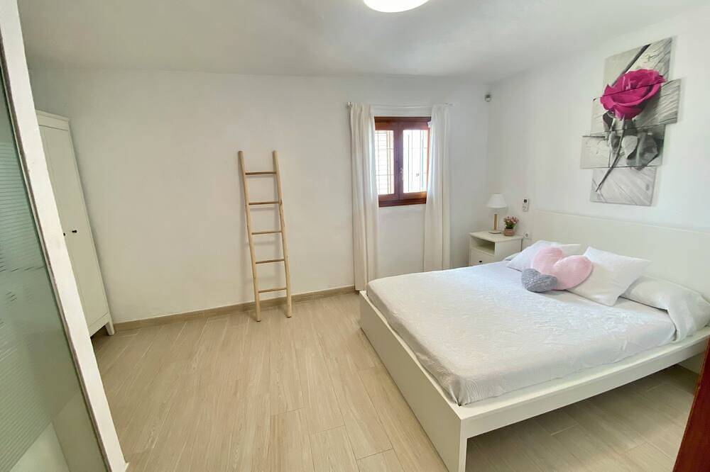 Villa Maria: Relax, 3 km  Bossa Beach, spacious rooms, wifi, pool in Sant Jordi de ses Salines, Sant Josep de sa Talaia