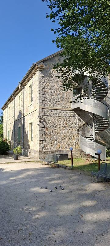 Gîte pour 35 personnes, avec jardin et terrasse à Alzon