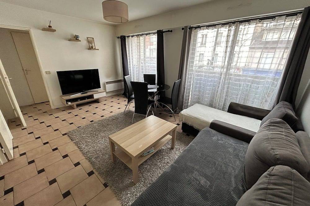 Entire apartment, Lovely Family Stay - Two Bedroom - Right Edge of Paris in Clichy, Hauts-de-Seine