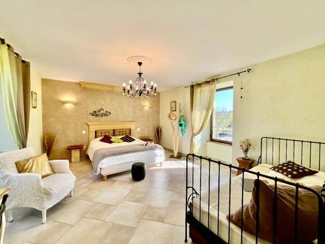 Maison d’hôte pour 2 personnes, avec terrasse et piscine ainsi que vue et jardin