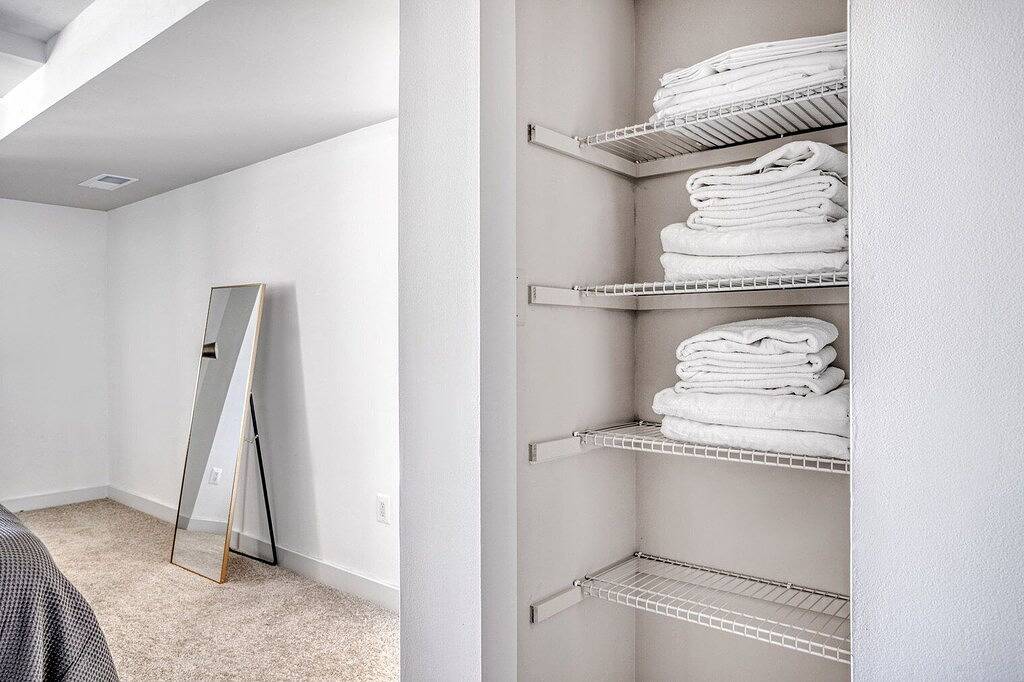 Ganze Wohnung, Upscale Clarendon 1Br w/ Gym, W/D & Doorman, walk to Metro, by Blueground in Arlington (VA), Arlington County