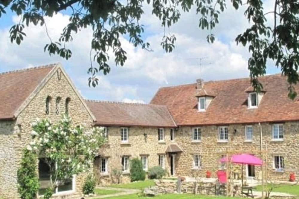 Lovely cottage for 15 country chic décoration quiet place to discover asap! in Saint-Cyr-sur-Morin, Seine-et-Marne