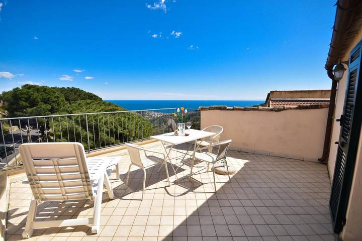 Gîte pour 2 personnes, avec terrasse et vue dans Lingueglietta