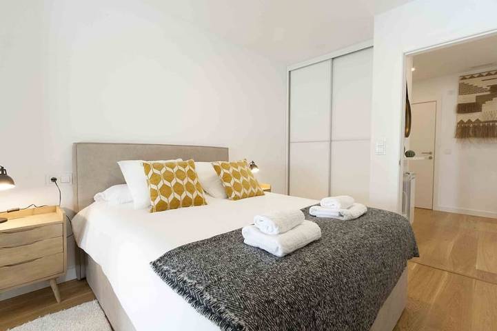 Apartamento entero, Bellagio | The Rentals Collection in Playa de la Concha, San Sebastián