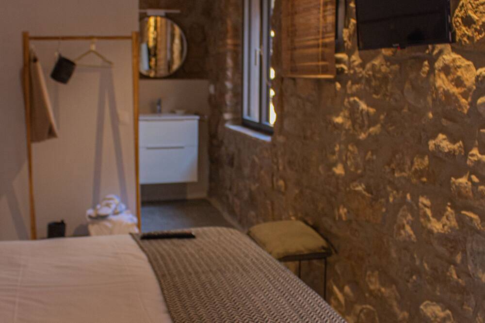Entire apartment, The House of the Miracle. Floor 2; 4 bedrooms. in Balaguer, Noguera