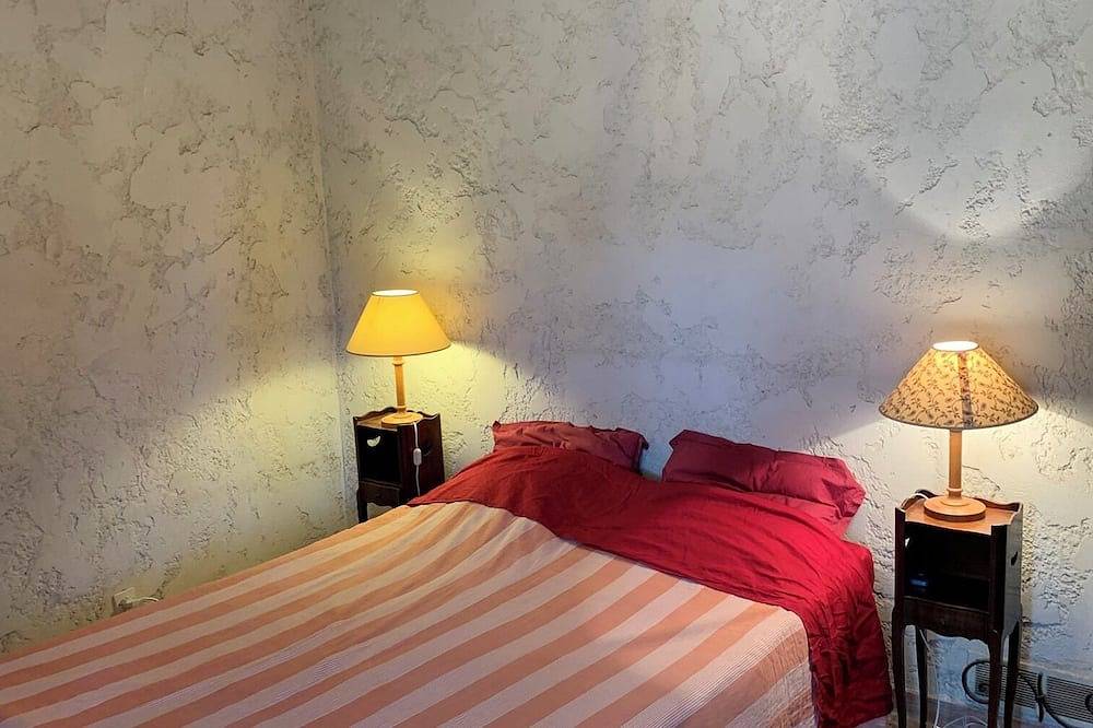 Rustic villa with a large swimming-pool, close to the sea in Puget-sur-Argens, Draguignan region