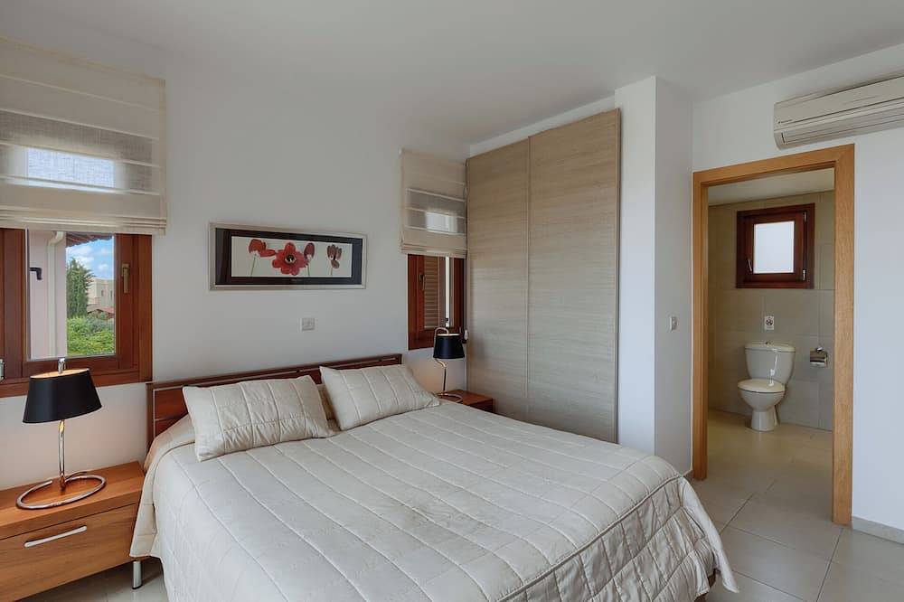 Luxury Villa Escape with Breathtaking Sea Views & Perks in Kouklia Pafou, Chypre du Sud