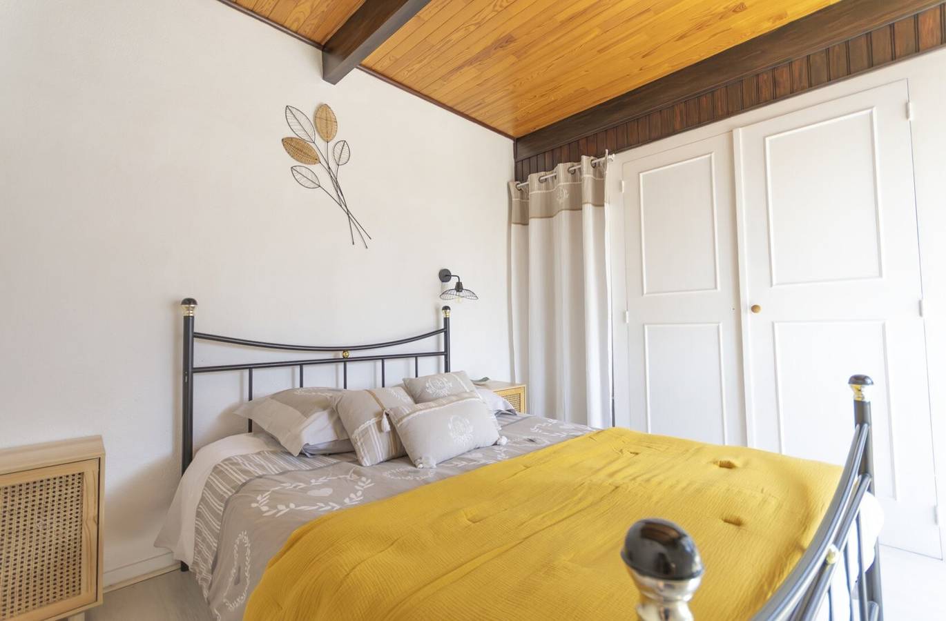 Chalet-Gîte 50 m vom See mit Aussicht, privater Terrasse und Wlan in Le Vernet-Chaméane, Besse-et-Saint-Anastaise und Umgebung