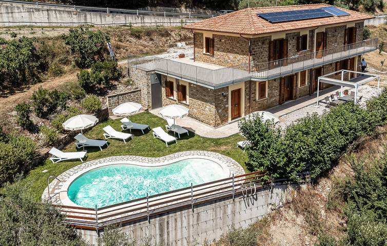 Casa vacanza per 8 persone, con terrazza e idromassaggio nonché piscina e giardino in Cilento