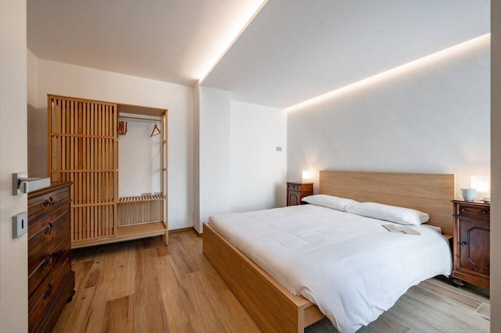 Villa Sunset - with pool and large garden - few steps from the beach in Dervio, Westelijke Orobie-Alpen