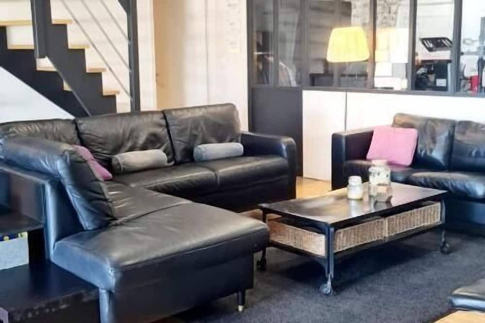 A swimming pool in the vineyard! in Aigrefeuille-sur-Maine, Nantes region