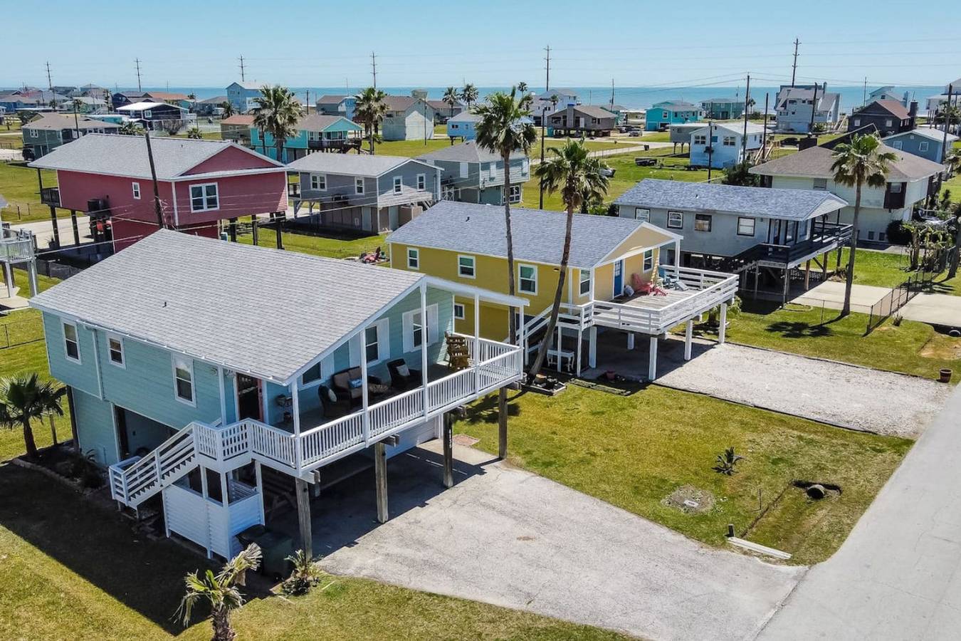 Home Lounge and Arcade. Close to beach and Marina! in Galveston Island, Galveston
