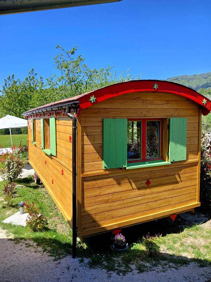 Chambre d'hôte dans Roulotte aménagée tout confort Kitchenette Sdb La Fée Favie in Villy-le-Bouveret, Région de Saint-Julien-en-Genevois