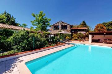 Gîte pour 6 personnes, avec piscine ainsi que vue et jardin, adapté aux familles à Barbaste