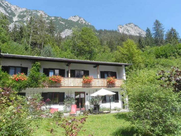 Ferienwohnung für 2 Personen, mit Balkon und Seeblick sowie Ausblick in Unken