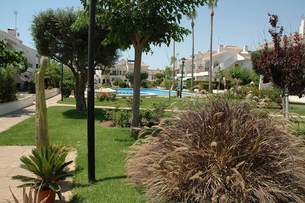 Gemütlicher Bungalow mit Terrasse mit Blick auf Pool. in Torre de la Horadada, Pilar de la Horadada