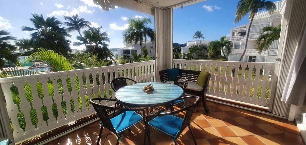 Gîte pour 2 personnes, avec vue ainsi que piscine et jardin dans Nettlé Bay