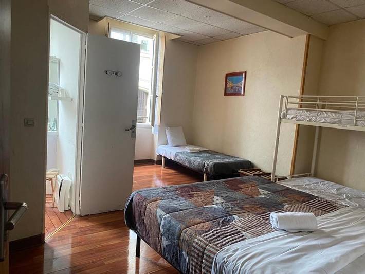 Hôtel pour 5 personnes, avec terrasse et vue, animaux acceptés dans Office De Tourisme D Auxerre Quais - 3