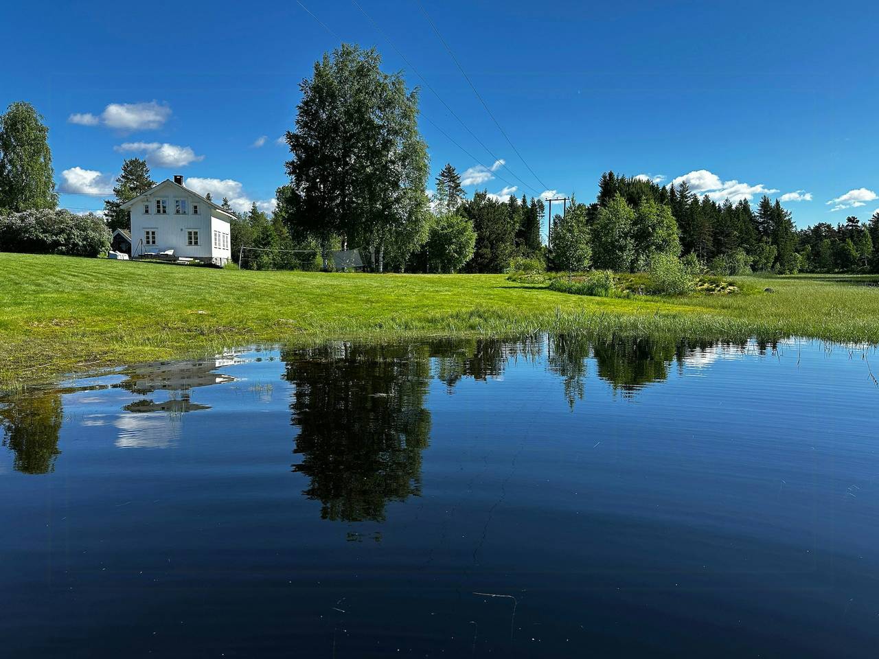 Traditioneller Bauernhof im Südland mit Anlegestelle am Vegår in Vegårshei