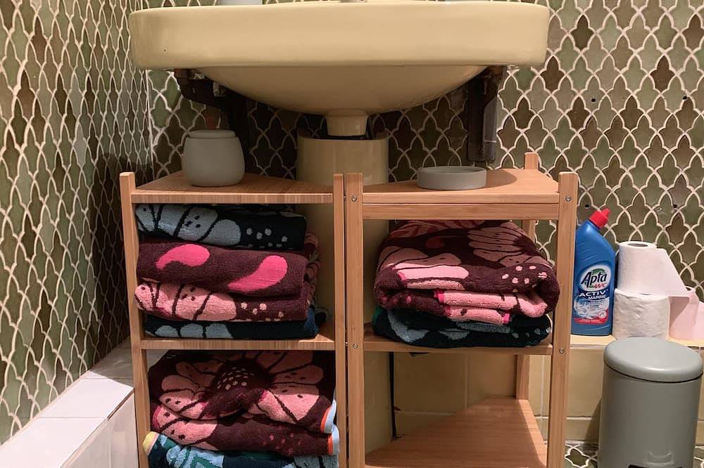 Entire apartment, Apartment 57 m2 in the heart of Tourtour in Tourtour, Draguignan region