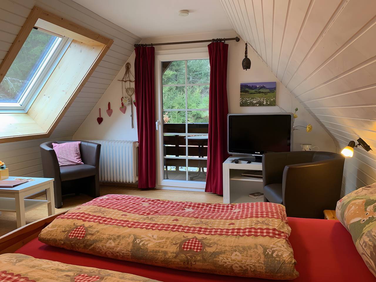 Zimmer 'Dreibettzimmer Mit Balkon' mit Bergblick, Gemeinschaftsterrasse und Wi-Fi in Blasiwald (Schluchsee), Schluchsee