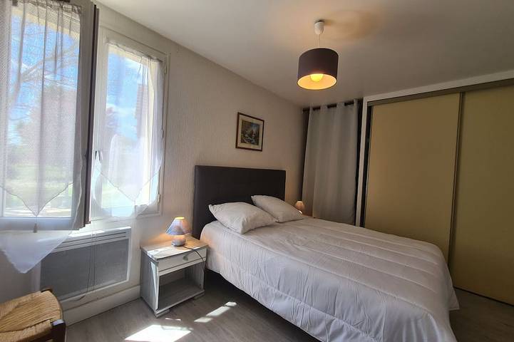 Maison de vacances en Berry avec grand terrain, plage à 2 min, animaux acceptés et terrasses privées in Baraize, La Châtre und Umgebung