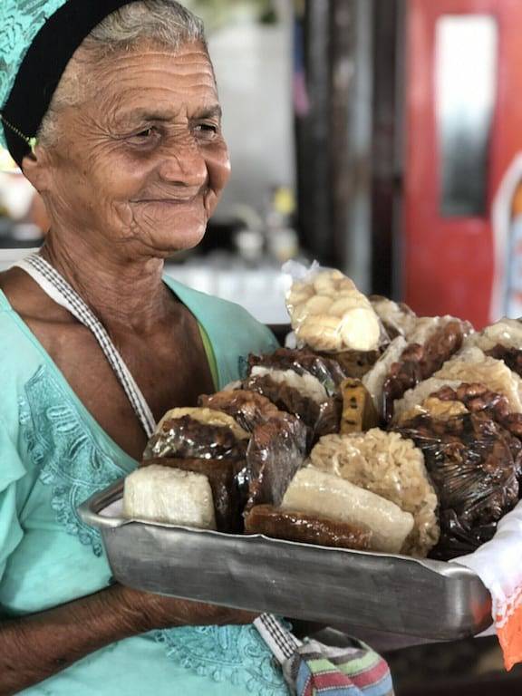 House with swimming pool, 5 bedrooms (4 suites) 40 meters from the beach. in Camaçari, Linha Verde