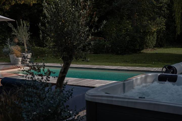B&b voor 2 personen, with Whirlpool and Terras as well as Tuin and Zwembad in Schin op Geul