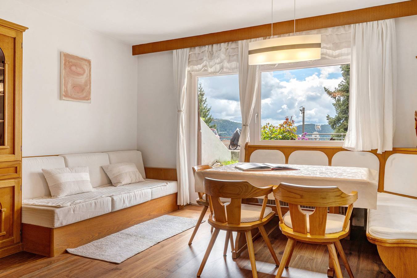 Appartamento intero, Appartamento 'Stuflesser' con vista sulle montagne, terrazza privata e giardino in comune in Laion, Dolomiti Superski