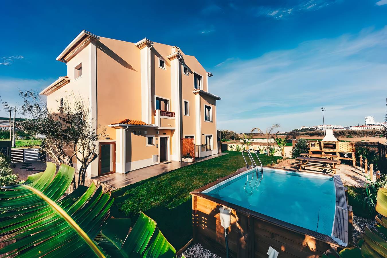 Apartamento entero, Apartamento '2' con piscina compartida, terraza privada y Wi-Fi in Lourinhã, Distrito de Lisboa