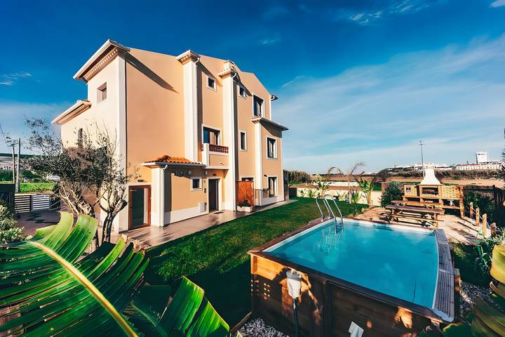 Apartamento entero, Apartamento '2' con piscina compartida, terraza privada y Wi-Fi in Lourinhã, Distrito de Lisboa
