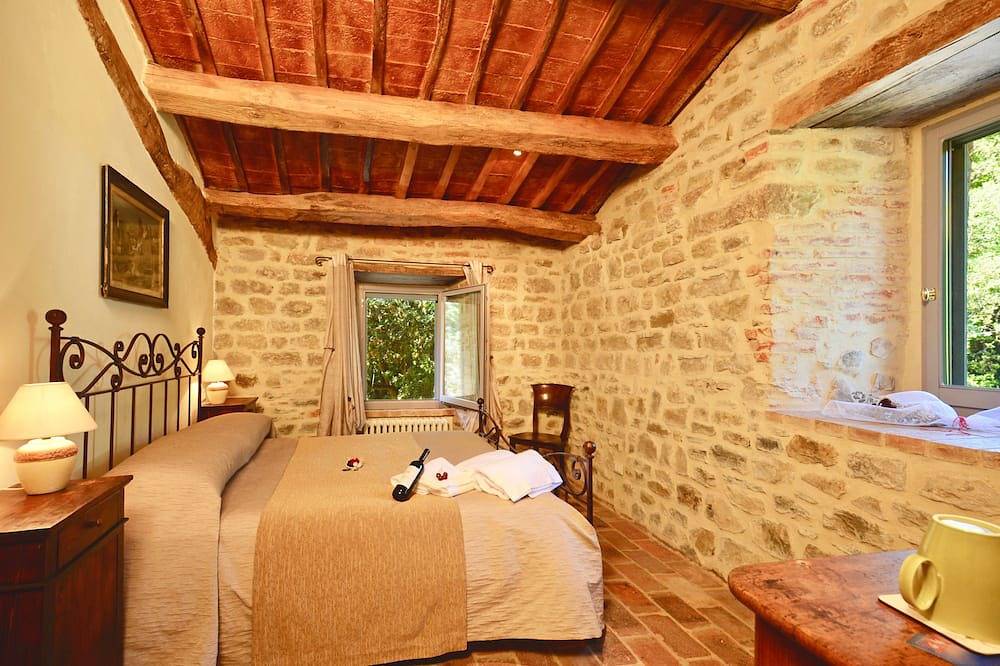 Exclusive hideaway nestled in woods with stunning lakeview Tuscany/Umbria border in Passignano sul Trasimeno, Lago Trasimeno