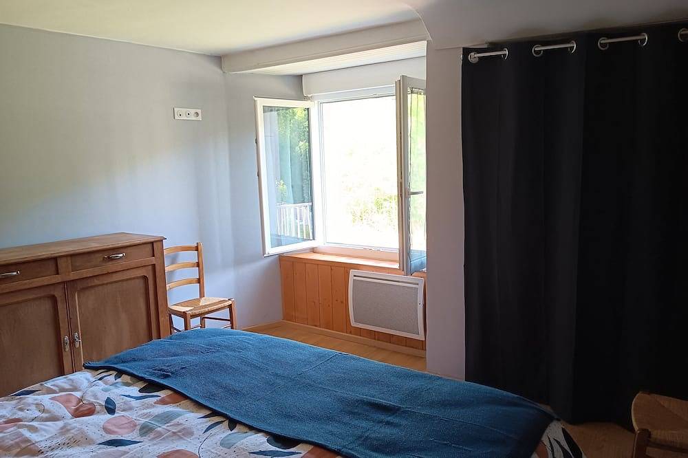 Appartement entier, Logement rez-de-chaussée  privatif in Mandailles-Saint-Julien, Région d'Aurillac