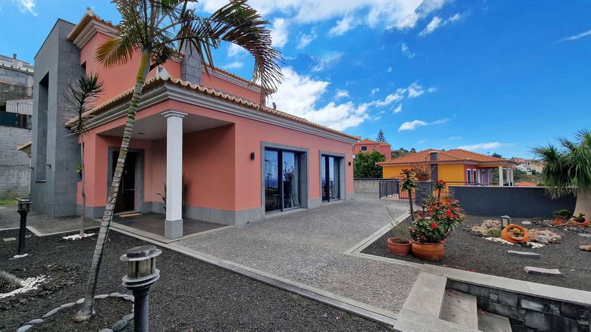 Casa de férias para 4 pessoas, com terraço e jardim e ainda vista para o mar no Funchal