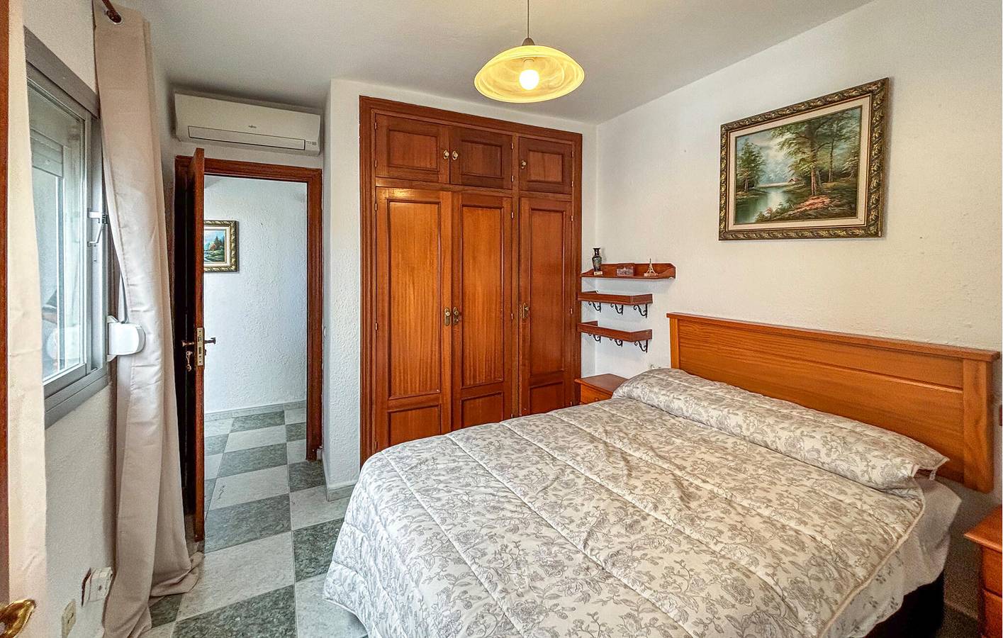 Entire holiday apartment, Charming Apartment with Terrace & Garden, 900m to Playa del Cable in Plaza de los Naranjos, Marbella