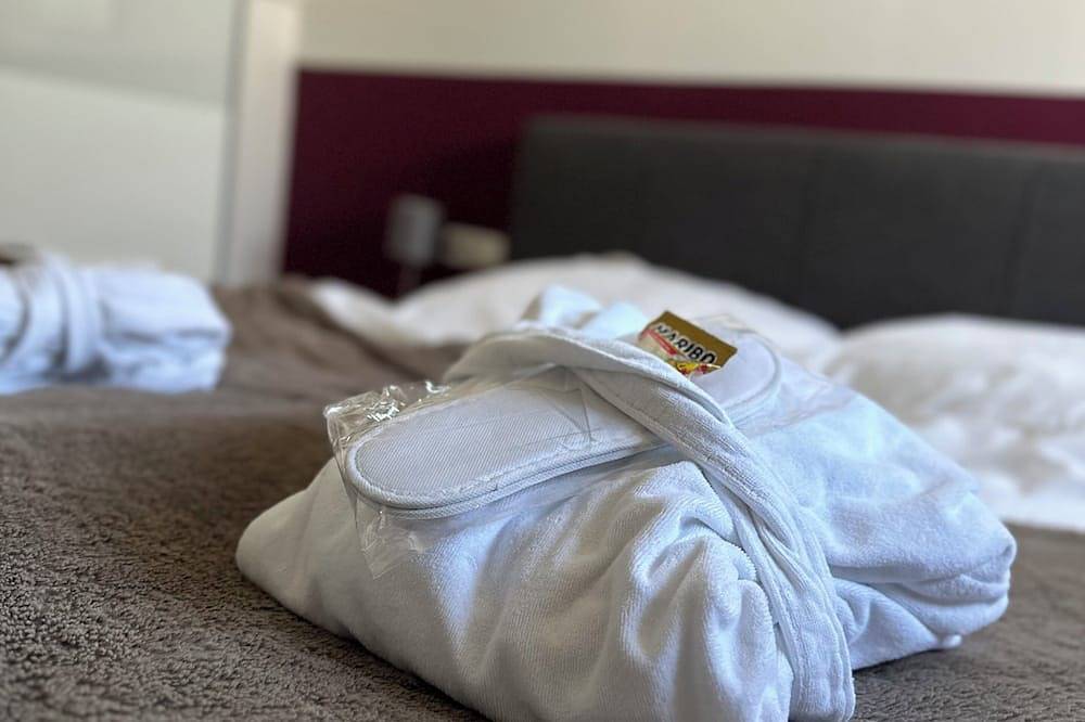 Ganze Wohnung, 4**** Apartments Schlossblick Terrasse, Exklusiv Wellness: Jakuzzi Pool Sauna in Braunfels, Lahn-Dill-Kreis