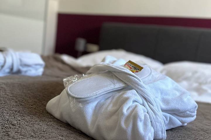 Ganze Wohnung, 4**** Apartments Schlossblick Terrasse, Exklusiv Wellness: Jakuzzi Pool Sauna in Braunfels, Lahn-Dill-Kreis