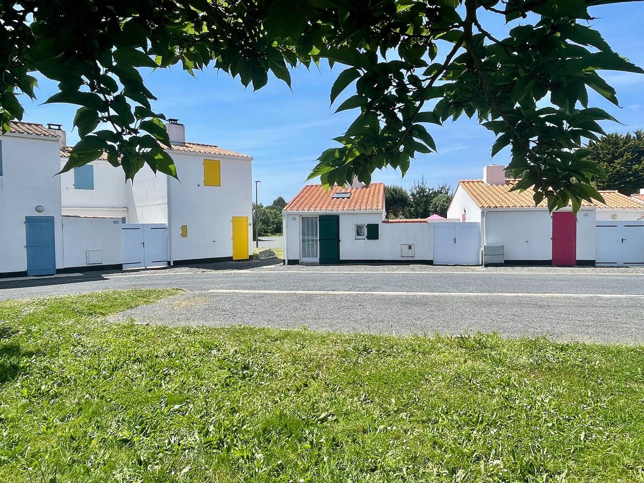 Casa renovada con piscina climatizada, tenis y estacionamiento a 100m de tiendas in Bretignolles-sur-Mer, Valle del Loira