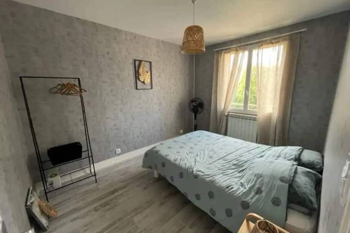 Gîte pour 4 personnes, avec jardin à Monnet-la-Ville