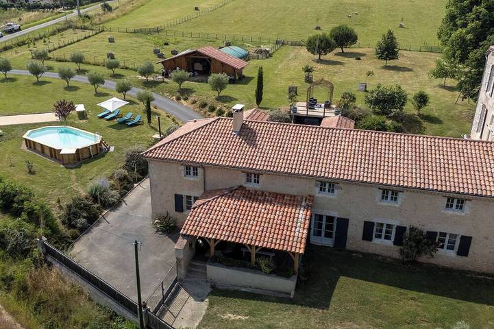 Location de vacances pour 12 personnes, avec jardin à Saint-Pierre-de-Buzet