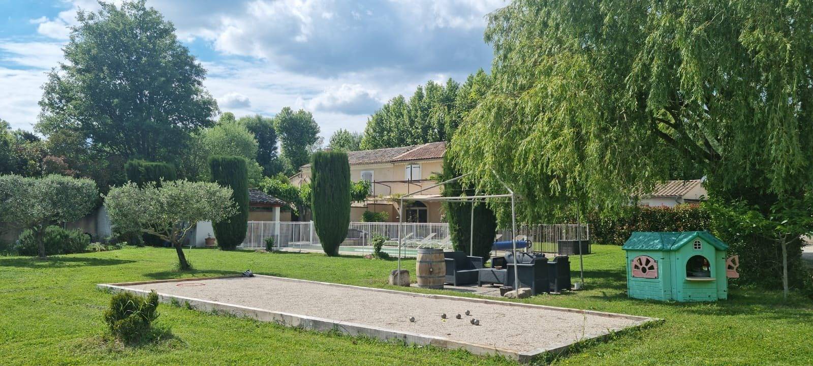 Gîte Mas des Roumaises avec piscine in Le Thor, Vaucluse
