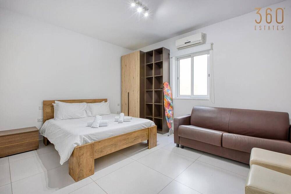 Geheel appartement, Spacious Paceville Apt for Groups, sleeps 10 w/Ac! in Paceville, San Giljan