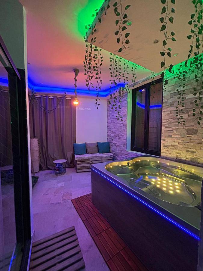 Appartement entier, Love room - Jacuzzi - Netflix - Clim - 3min train station in Avignon, Vaucluse