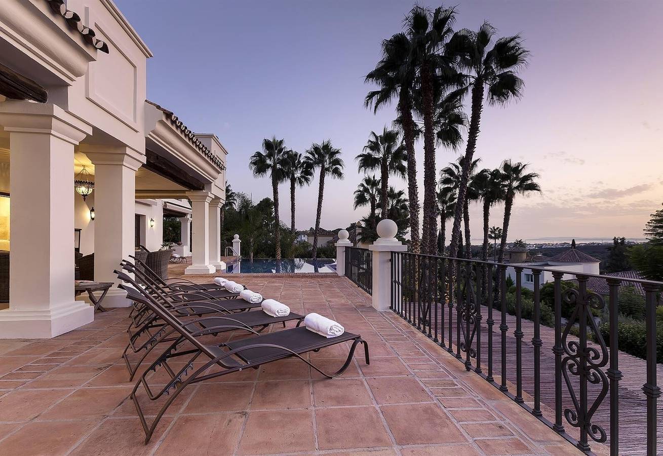 Luxury Villa Sildavia with Pool, Garden, Terrace, Balcony, A/C & Wi-Fi in El Paraíso, Estepona