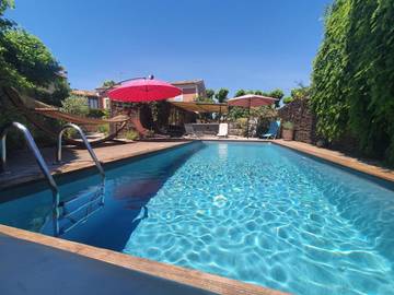 Gîte pour 2 personnes, avec piscine ainsi que vue et jardin à Viviers