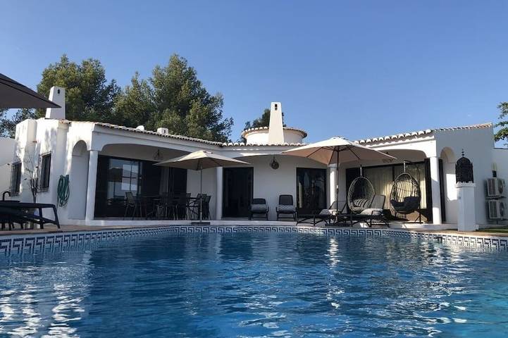 Villa for 10 personer, med have i Lagos